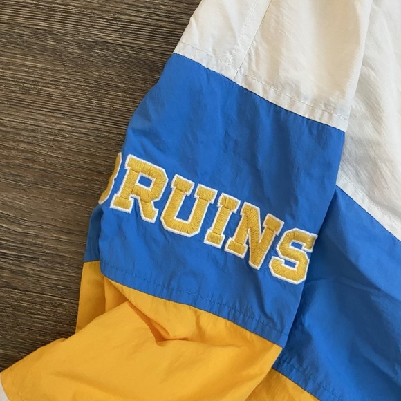 Hollister UCLA Bruins Embroidered Patch Hooded Windbreaker Jacket Mens XS - Picture 3 of 6